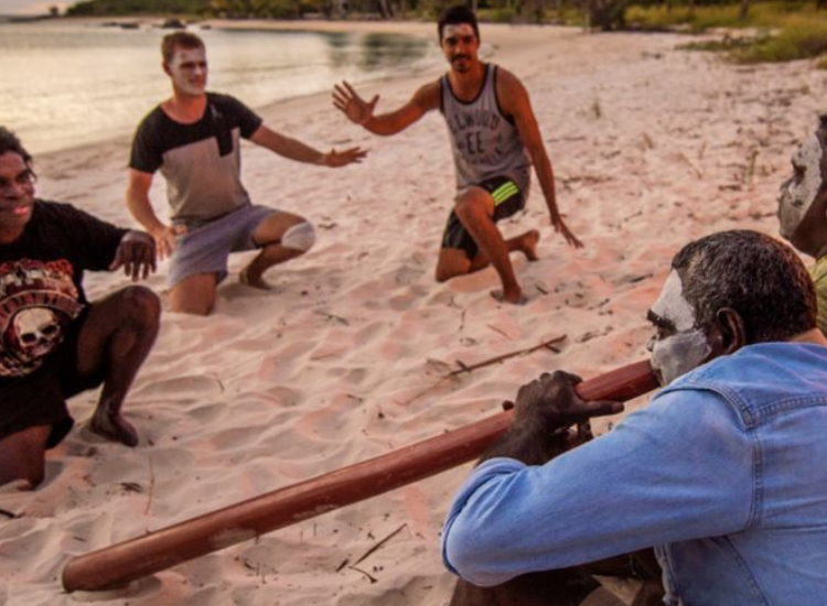 Du khách trải nghiệm văn hóa thổ dân và nhạc cụ Didgeridoo tại Alice Springs Úc
